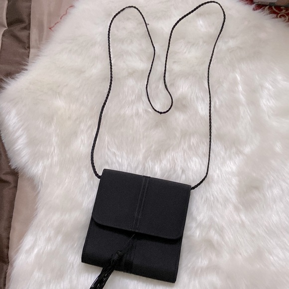 Black tassel makeup brush bag. - Picture 1 of 8